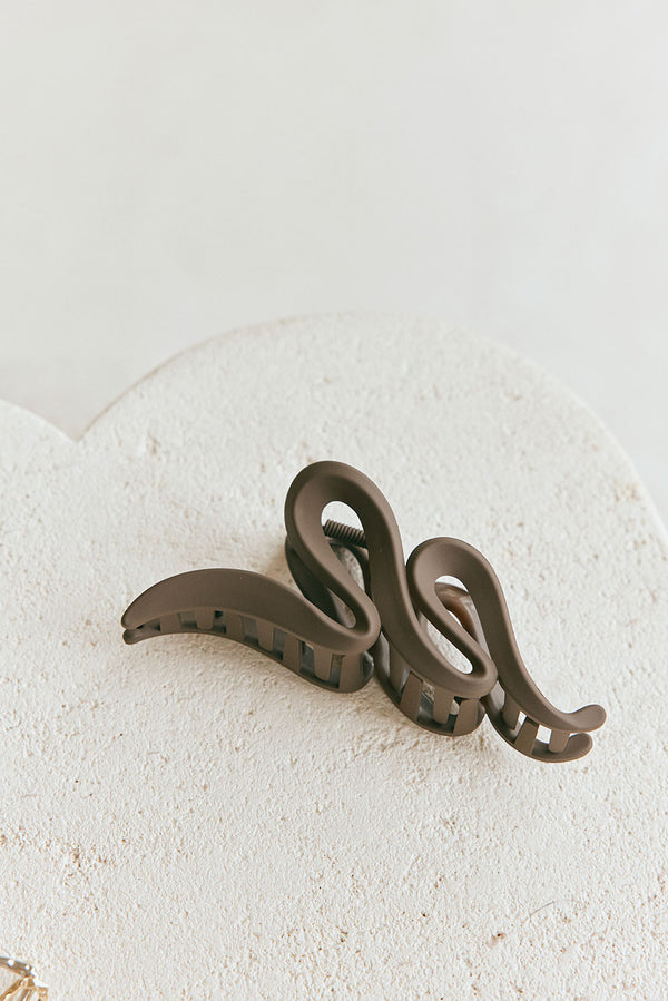 Circa Wavy Claw Clip - Brown