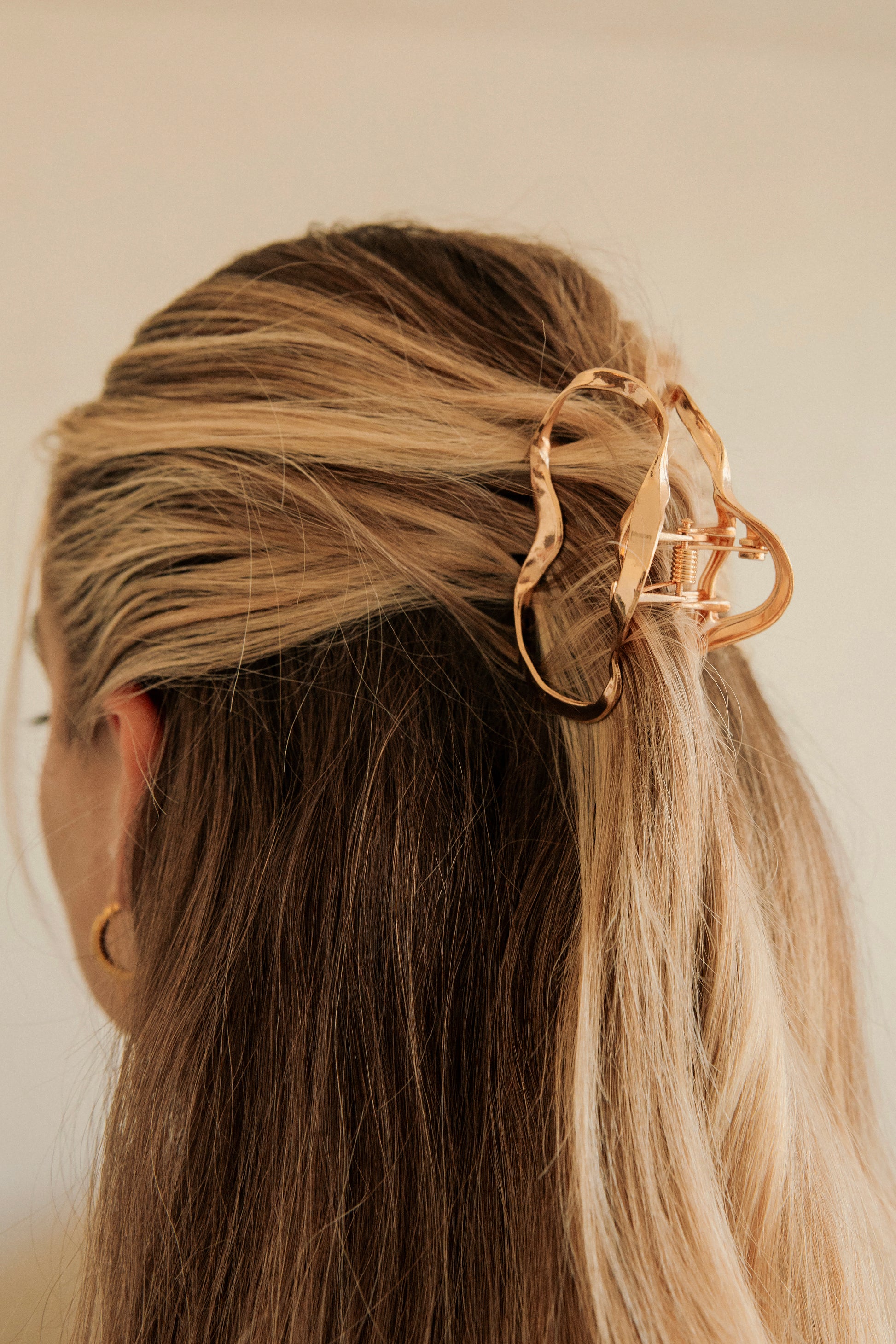 Gold Hammered Alloy Solana Claw Clip