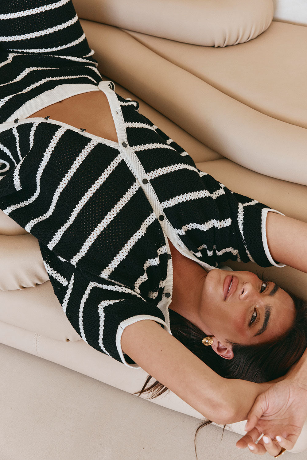 トップス GRVR GROVE MIA STRIPE COLLAR KNIT BK/BL Black And White Stripe Knit Button Up Collar Mia Top – SABO