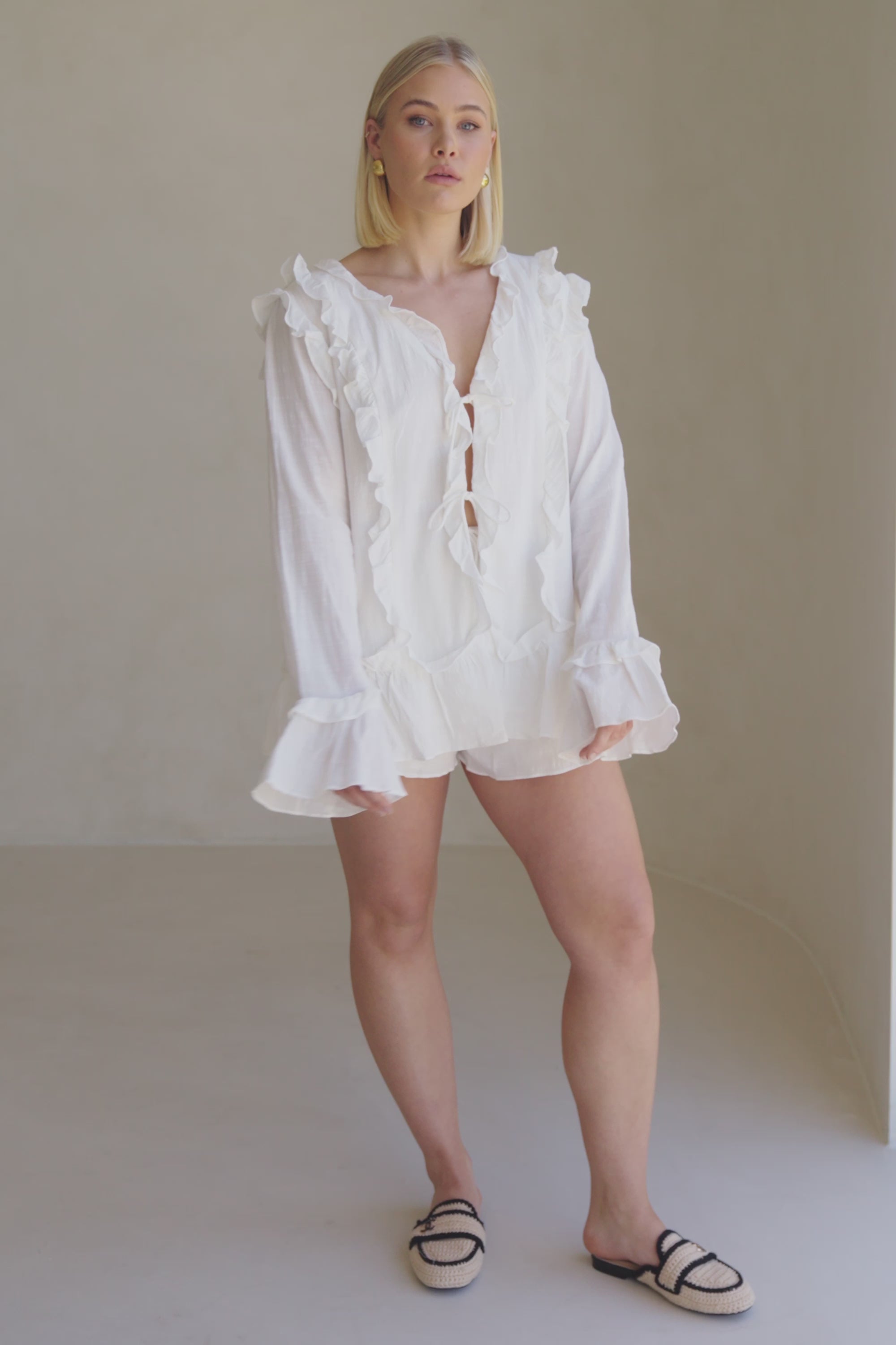 セール1点のみBibiy IRIS RUFFLE TOP ホワイト Bibiy.|OFFICIAL ONLINE STORE